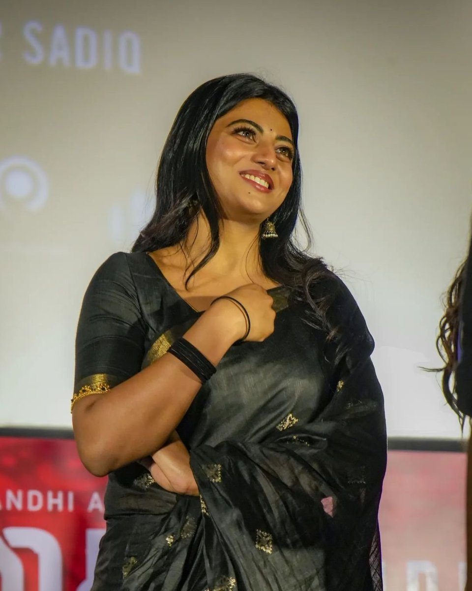 anandhikayaloff's tweet image. What if I&apos;m #yashna in #HiNanna 🖤

#mangai audio launch event 🖤✨

#anandhi #kayalanandhi #MrunalThakur
#Nani