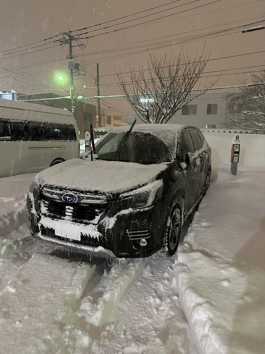 Its_Jeremyyy's tweet photo. @EarthUncutTV bit of an oops in the forecast from last night, called for 5cm today, now we're sitting at over 30cm and it's still coming down! Not complaining with the rental I got for a quick getaway out of the city tmr tho😂 https://t.co/kg0oz2lOr8
