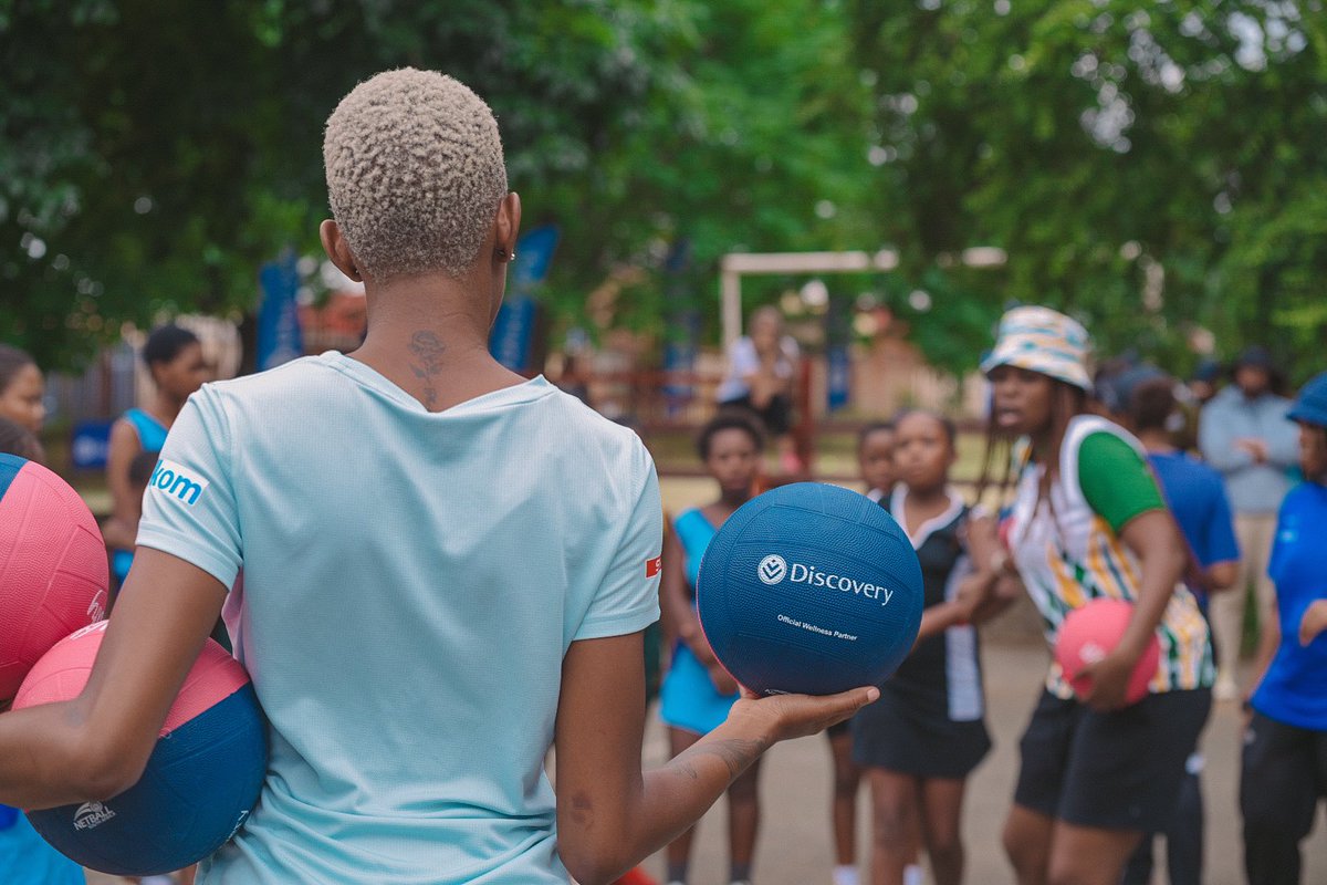 Discovery_SA's tweet image. As the proud wellness partner to @Netball_SA we are thrilled to hand over a share of 10,000 netballs today to help empower girls from under-resourced communities through sport! 
#DiscoveryVitality #MoveToGive #TapToGive #DiscoveryBestBank