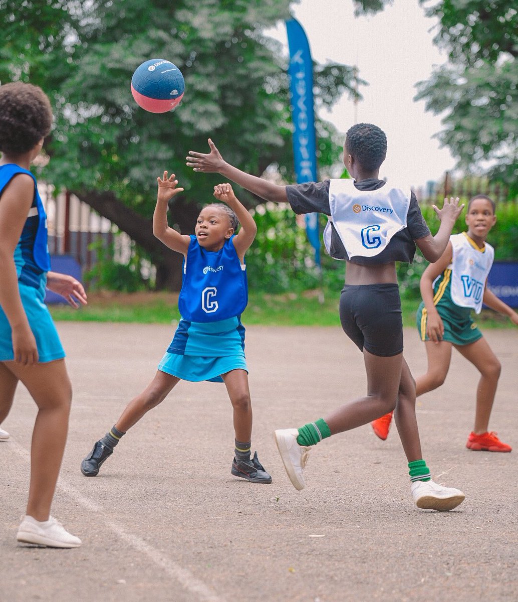 Discovery_SA's tweet image. As the proud wellness partner to @Netball_SA we are thrilled to hand over a share of 10,000 netballs today to help empower girls from under-resourced communities through sport! 
#DiscoveryVitality #MoveToGive #TapToGive #DiscoveryBestBank