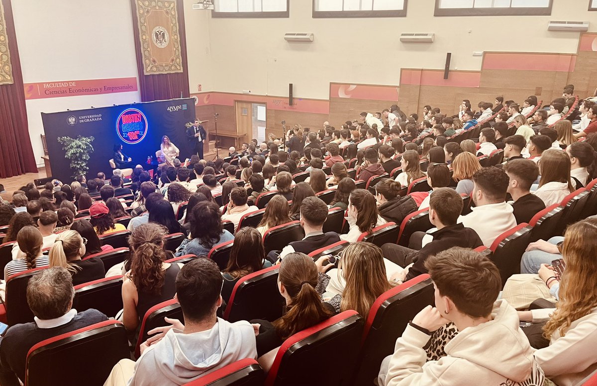 verafevi's tweet photo. Hoy estrenamos #DISTINGUIDOS de @AlumniUgr en la @FcceeUgr de la @CanalUGR con Carmen Nestares, vicepresidenta de @amazon USA y egresada de la @FcceeUgr https://t.co/oYjk6nWbbv