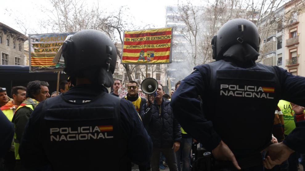 borjasmith33's tweet photo. Protestas esta mañana en Zaragoza por parte de los agricultores.
Se han vivido momentos muy tensos entre los manifestantes y los agentes de la UIP. https://t.co/fXVuxLZ4iJ