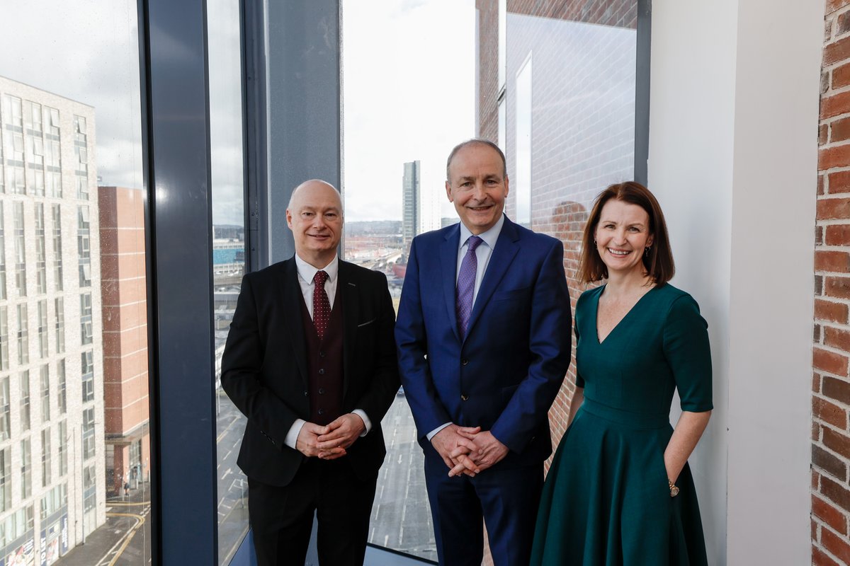 Yesterday we welcomed Tánaiste @MichealMartinTD to Ulster University Belfast. The Minister met with students and visited our Virtual Production Studio, Moot Court, and engineering labs. Read more: ow.ly/Qv5650QGBT0 #WeAreUU | @dfatirl | @UUScreen