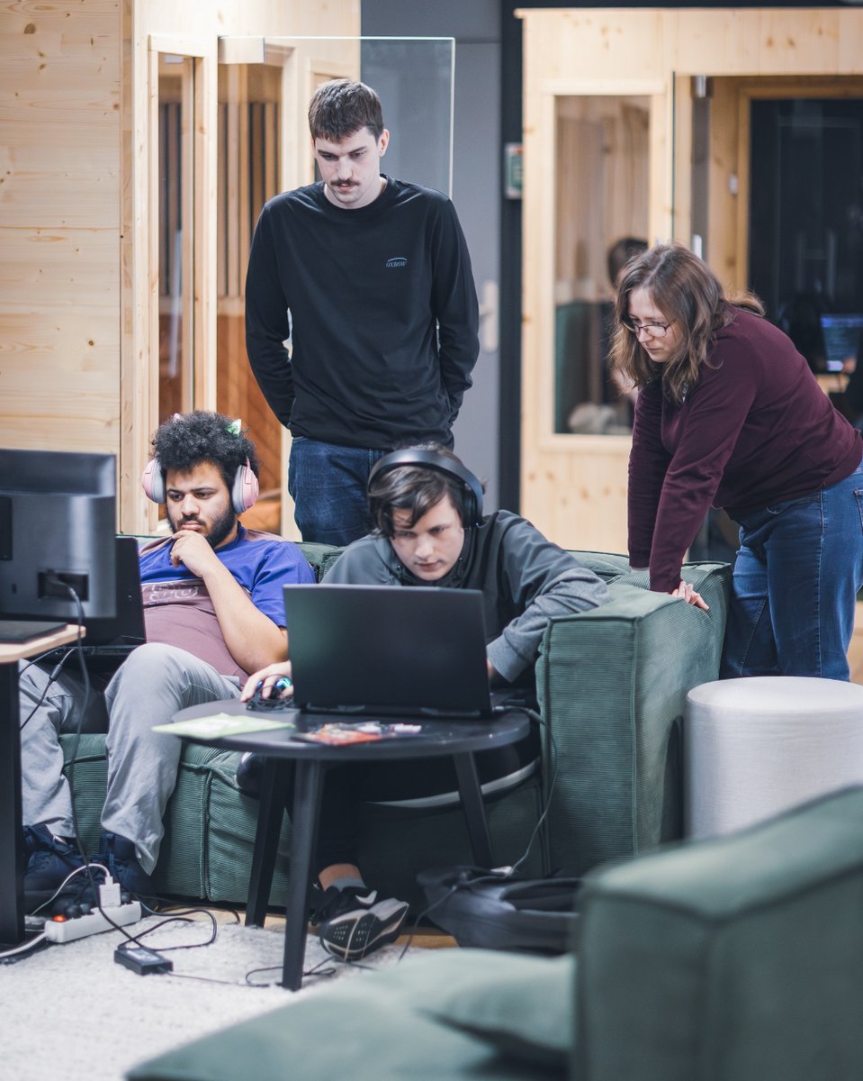 LaHordeTech's tweet photo. 🎮 Deuxième journée du « Game Maker Bootcamp » chez La Horde ! 💥

💻 Cette initiation gratuite permet aux jeunes d’explorer le monde du jeu vidéo, d’en apprendre les bases et d’échanger avec nos étudiants qui se forment dans cette industrie palpitante ! ✨

#GamingSchool https://t.co/ZUvu4I0I85