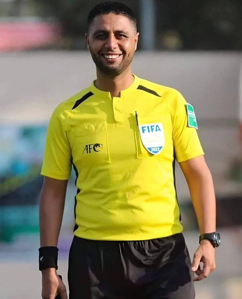 copaalemdacopa's tweet photo. Mohammed Khattab, árbitro assistente palestino FIFA com participações em importantes competições, foi morto junto com sua esposa e quatro filhos em um bombardeio de Israel.

Ele estava no quadro da FIFA desde 2022 e era um dos quatorze palestinos com reconhecimento da entidade. https://t.co/a763Z7jmLD