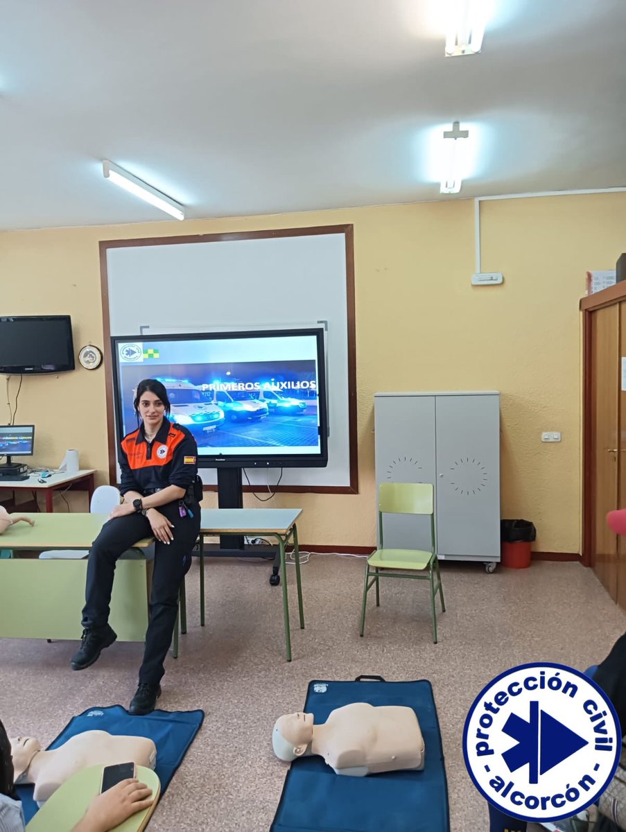 PCivil_Alcorcon's tweet photo. Ayer nuestro Personal Sanitario de la Unidad de Formación a la Ciudadanía estuvo en el CEPA Alfar (Educación de Personas Adultas) impartiendo Formación de primer interviniente no sanitario.
Os contamos 👇🏼 https://t.co/cxenyRWFSJ