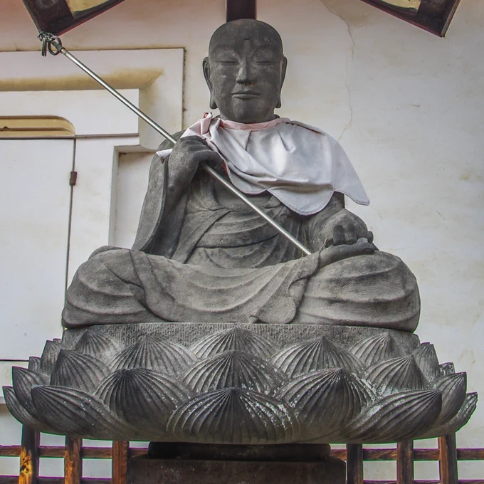 温泉寺境内の守屋貞治作・延命地蔵菩薩。このお寺に最高傑作と言われるお地蔵様や石仏がもっとたくさんあったらしい。この時私はちょっとした災難に見舞われており一切の余裕がなかったので仕方ないです…また今度 
