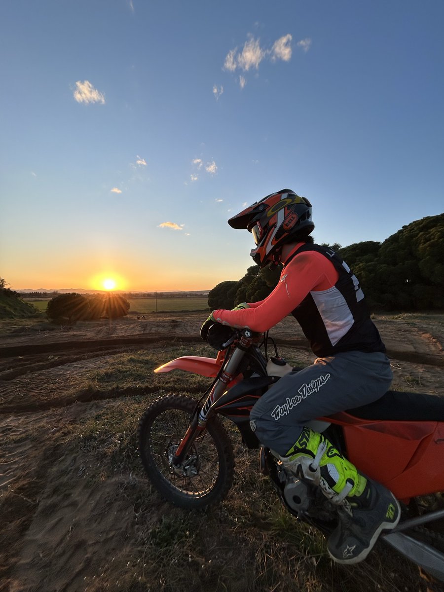 J’ai failli perdre la vie à cause d’une chute en moto

Je ne vous ai jamais parlé de moi donc aujourd'hui je me lance !

Le 14 Octobre 2018, à seulement 16 ans j’ai failli perdre la vie à cause d’un accident de moto et ce n’était pas de ma faute….

Et le pire :

C’est que ça