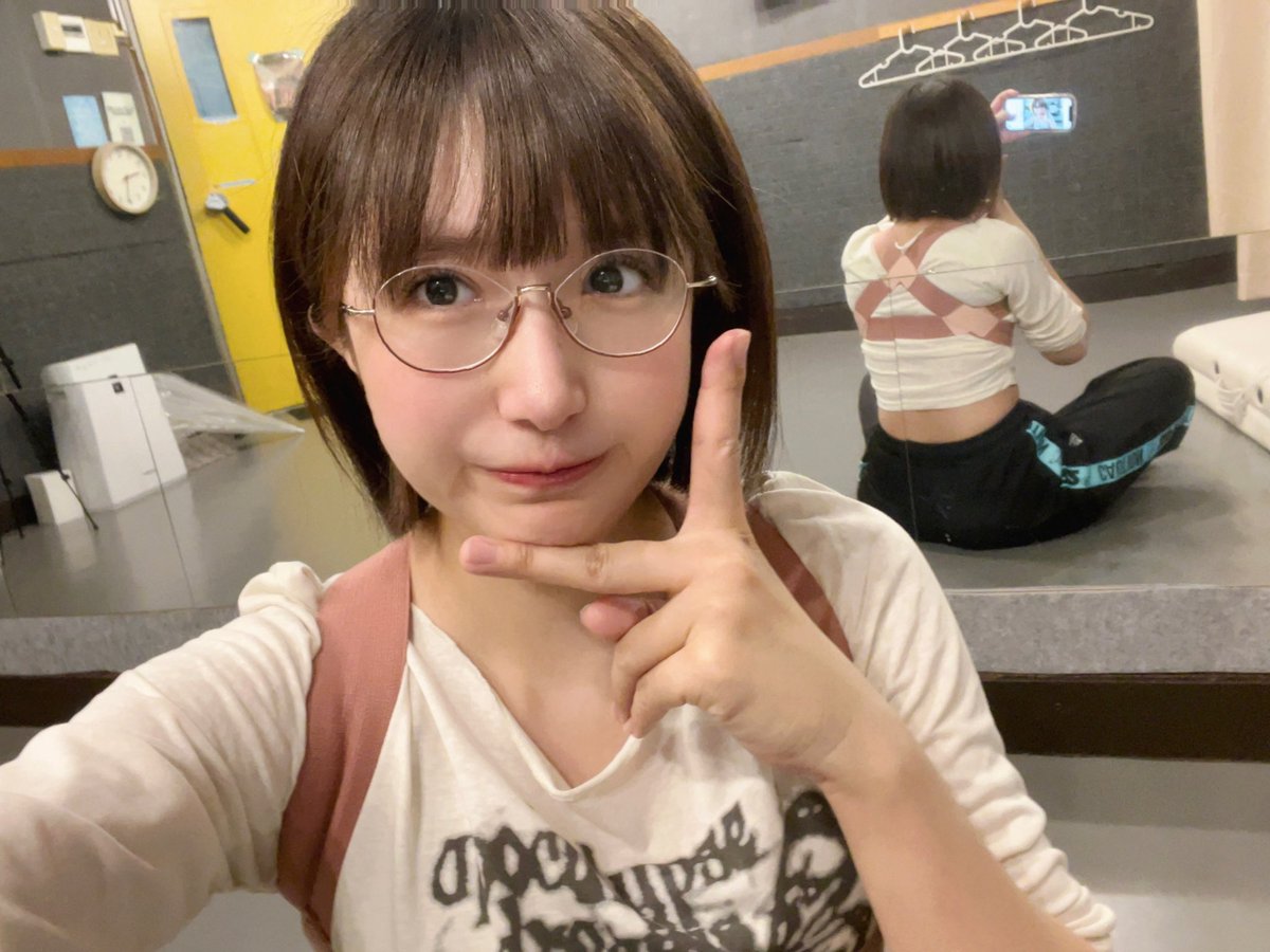 misuzugakuen1's tweet photo. 体入LIVE当日まで3��で併せられないため
ソロで自主練中です〜〜( ；´Д｀)
猫背強制ベルトを付けました🫡笑
先輩たちのような1人前になりたいのに緊張しすぎて身体に力が入ってしまうデバフがかかってるの、誰が解いて？！
歌割り意識しながらのダンスムズ��て詰んでる
明日も月うつ前に練習するぞ https://t.co/1Q8eRTF0S1