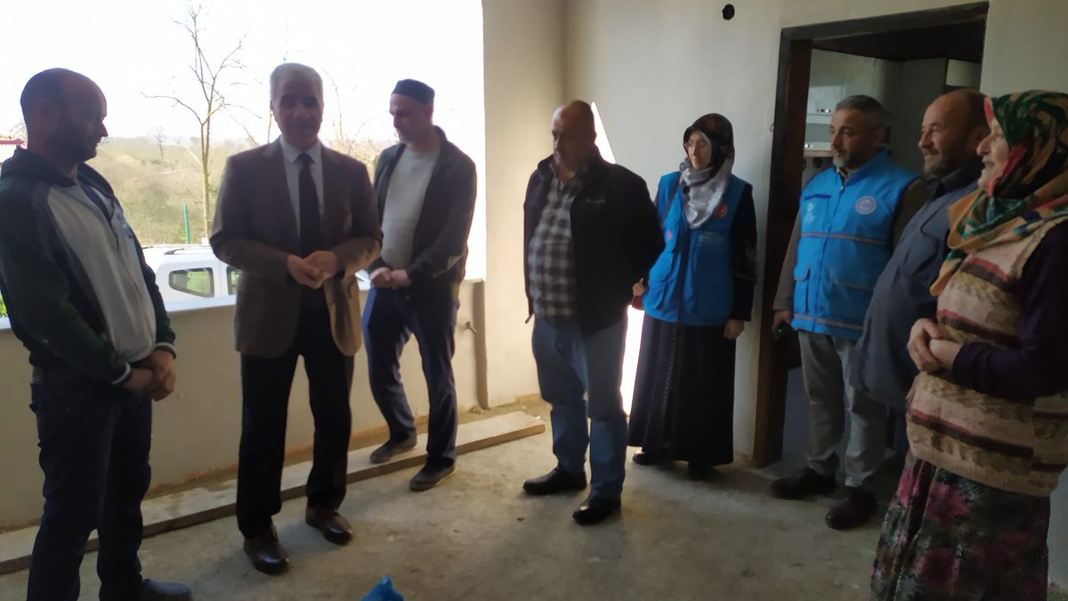 KaynarcaMuftulk's tweet photo. İlçemizde evi yangında zarar gören ve yardıma ihtiyacı olan ailelerimizi ziyaret ederek, bir nebze ihtiyaçlarını gidermeye çalıştık. Allah yardımda bulunan hayırseverlerimizden razı olsun. https://t.co/guCulRvzVF