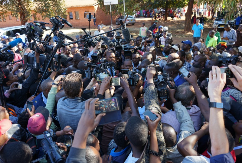 #YoungJournosZIM (@yojazw) on Twitter photo JOURNALISTS have come out in defence of their colleagues who are under attack from the military and controversial moneybag Wicknell Chivhayo over two articles they have been investigating.
👇
newzimbabwe.com/uproar-over-la…
Cc <a href="/yojaZW/">#YoungJournosZIM</a> <a href="/ZUJOfficial/">Zimbabwe Union of Journalists</a> JOURNALISTS have come out in defence of their colleagues who are under attack from the military and controversial moneybag Wicknell Chivhayo over two articles they have been investigating.
👇
newzimbabwe.com/uproar-over-la…
Cc <a href="/yojaZW/">#YoungJournosZIM</a> <a href="/ZUJOfficial/">Zimbabwe Union of Journalists</a>