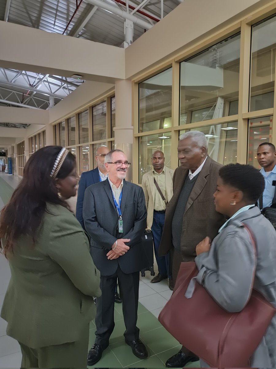 Se reúne el compañero Esteban Lazo con el Presidente William Ruto a su llegada a #Kenia 🇰🇪. 

La cooperación de esa hermana nación y obtener información sobre nuestros compatriotas,  los doctores Assel Herrera Correa y Landy Rodríguez Hernández, es la misión priorizada.