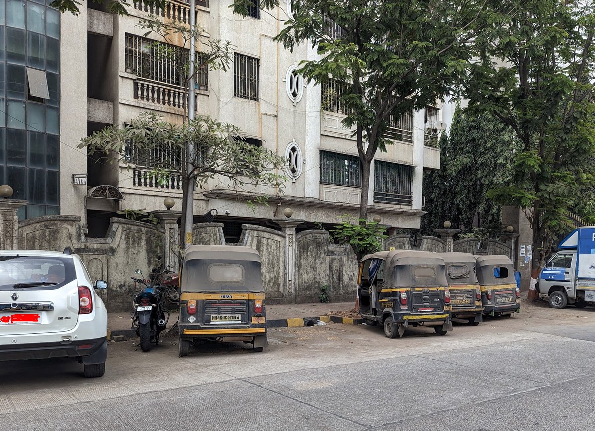 MulundR's tweet photo. Please remove the khatara/abandoned vehicles that have been parked for ages

Location: Opposite Mulund Vikas Prabha, MULUND, MHADA Colony, #Mulund East, #Mumbai #operationkhatara #removekhatara @CPMumbaiPolice @RoadsOfMumbai @MTPHereToHelp @mihirkotecha https://t.co/oiEvnS145i