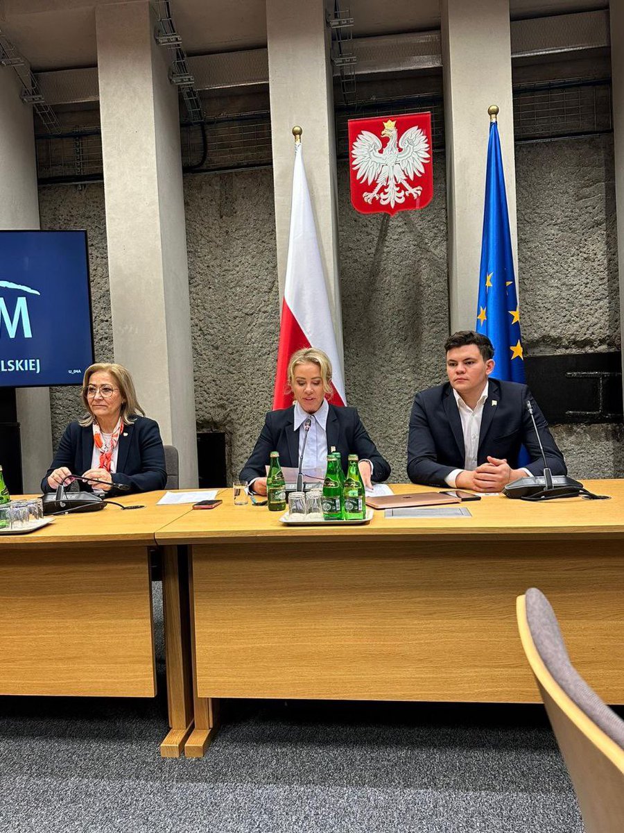 BodnarIzabela's tweet photo. Rozpoczynamy wytężoną pracę na rzecz polskich przedsiębiorców! 🤝

📢 Podczas dzisiejszego, pierwszego posiedzenia Podkomisji ds. Przedsiębiorczości, której jestem przewodniczącą, wysłuchaliśmy informacji wiceministrów @MF_GOV_PL , @MRiTGOVPL i @MZ_GOV_PL. https://t.co/INNoU4u0ZW