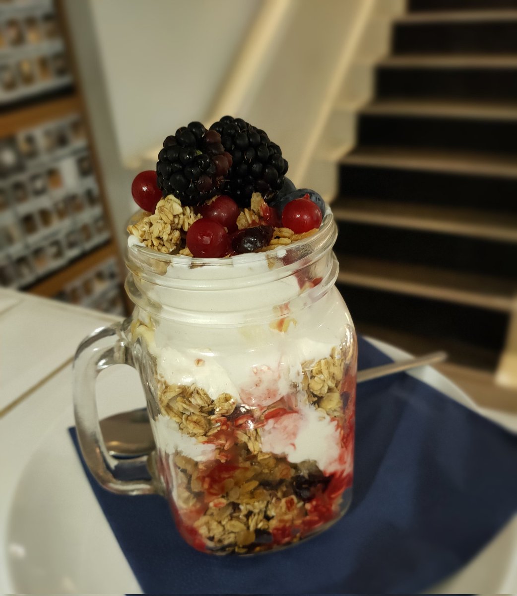 Our Joiner's Granola Pot! Layers of crunchy granola, Greek yoghurt (soya yoghurt available), maple syrup, fruit coulis & fresh seasonal berries! 😋🫐🍒🍇🍓 #granola #thejoinersshop #coffeeshop #freshberries #greekyogurt #localbusiness #discoverhambleton