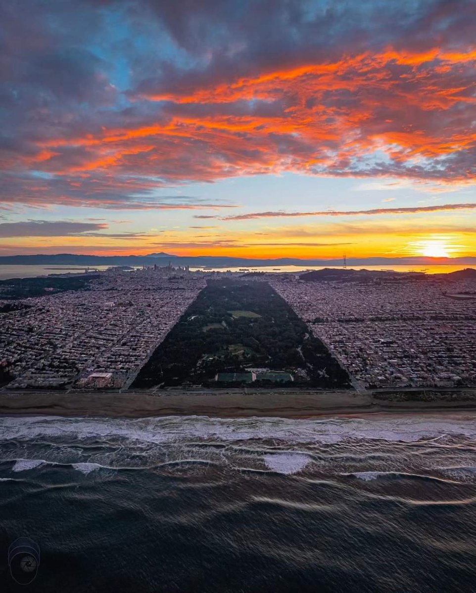 San Francisco 🇺🇲 

📸 @jmisterjayphotography

#streetsofsf #sanfrancisco #mysanfrancisco #sf_insta  #bestofbayarea #wildbayarea #alwayssf #nowrongwaysf