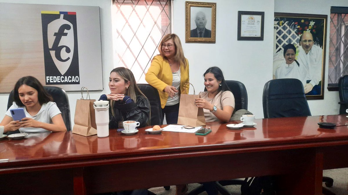 ☕️🍫Las estudiantes del GobLab ‘Aroma de Cacao’ en Fedecacao, conociendo más de las organizaciones de la sociedad civil y sus ofertas de valor, entre las que se destaca la investigación 👨🏼‍🔬👩🏻‍🔬. <a href="/fedecacao/">Fedecacao</a> <a href="/ponquegala/">Ponqué Gala</a> <a href="/SociedadCivil13/">Sociedad Civil</a> <a href="/OrdonezGonzalo/">Gonzalo Ordonez-Matamoros</a>