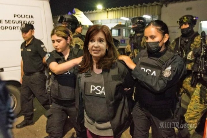 RobertoEstoyEnX's tweet image. SÚPER BOMBA : Adorni confirmo que el 1° de marzo en la apertura de sesiones, el Presidente Javier Milei revelara información de corrupción, encontradas en la auditoria que hizo del Estado. ¿Apoyan que Javier Milei les tire en la cara a los diputados kirchneristas lo que afanaron