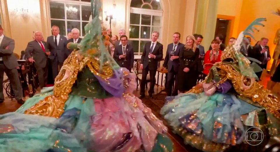 RenanPeixoto_'s tweet photo. MUNDO: O prefeito do Rio de Janeiro, Eduardo Paes,  reuniu o homem forte da chancelaria russa, Sergei Lavrov, e o secretário de Estado dos EUA, Antony Blinken, para um festinha ontem no Rio de Janeiro, com direito a carnaval.

Os homens que discutem o futuro do mundo podem ter saído do evento renovados, 
quem sabe o Eduardo Paes não ajuda na paz mundial.