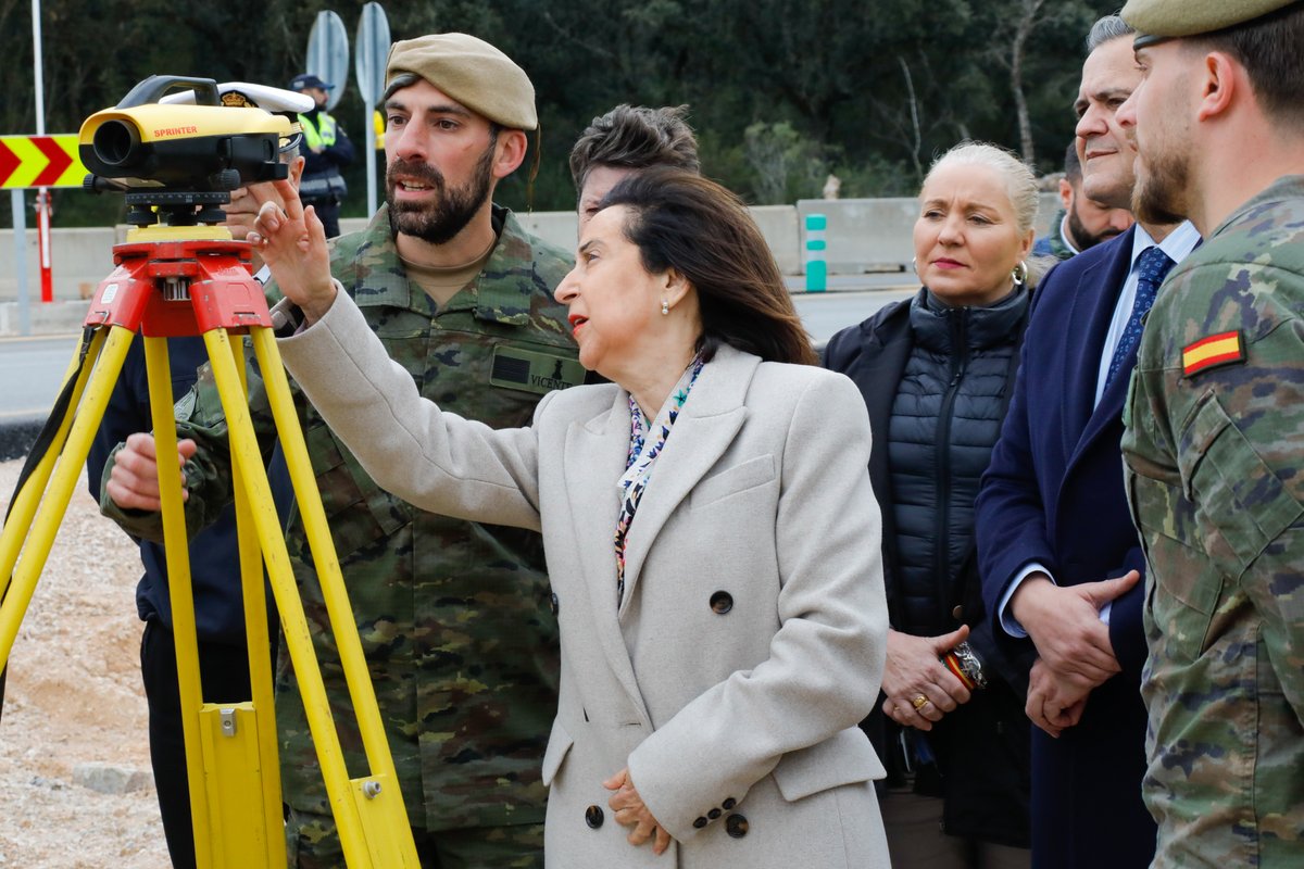 🚧🔩 La ministra ha estado hoy en #AldeaDelFresno #Madrid para conocer las tareas de mantenimiento del puente instalado por los ingenieros del <a href="/EjercitoTierra/">Ejército de Tierra 🇪🇸</a> en noviembre de 2023 como consecuencia de las lluvias torrenciales.

🎙️ “Es un orgullo el trabajo que realizan las
