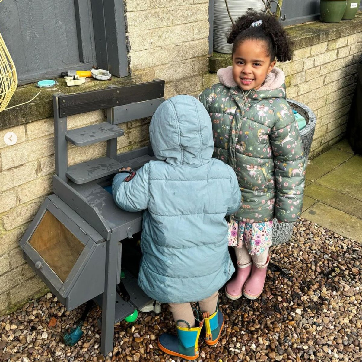 The rain isn't stopping Isla and Eden from playing with their Potting Bench! ☔🪴 @_islajune
