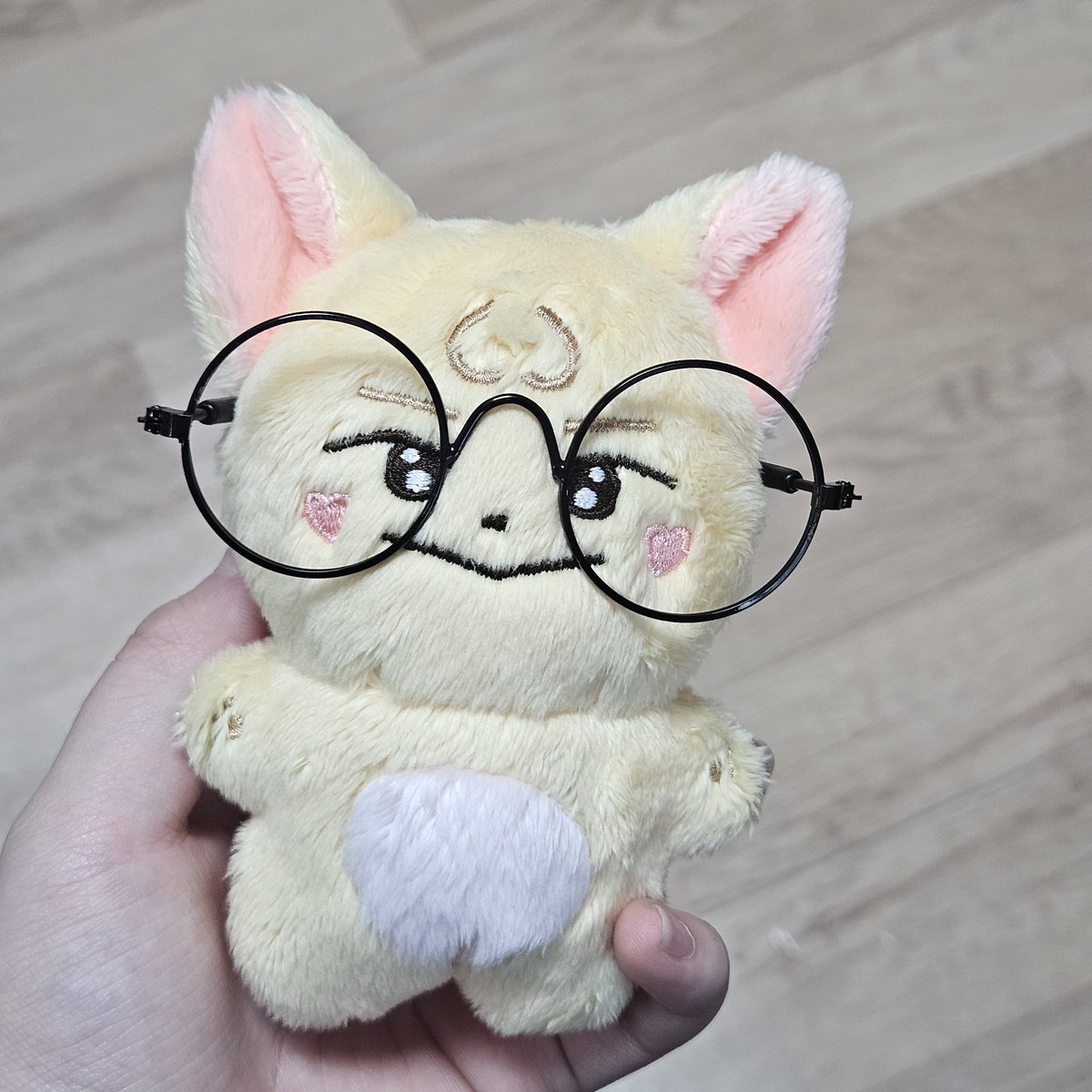 다이소 강아지 안경인데오 커서 고정하는 실리콘? 그거 잘라서 하트계 크기에 맞춰줫습미다 저랑 커플 안경이에오 ㅎㅎㅎ