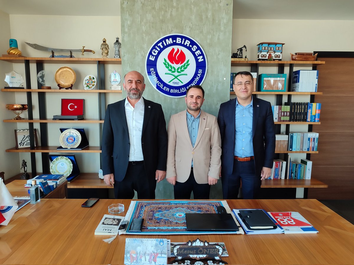 Eğitim Bir -Sen Genel Başkan Yardımcıları  <a href="/mesutoner45/">Mesut ÖNER</a> ve <a href="/alideniz02/">Ali DENİZ</a> başkanlarımı ziyaret ettim. 
Üniversitemizde yaptığımız çalışmaları başkanlarımıza aktardım.
Misafirperverlikleri için değerli başkanlarıma çok teşekkür ediyorum. 
<a href="/ebsmardin2/">EBSMardin2</a> 
<a href="/mardnadem/">Mardin Artuklu Üni ADEM Topluluğu</a>