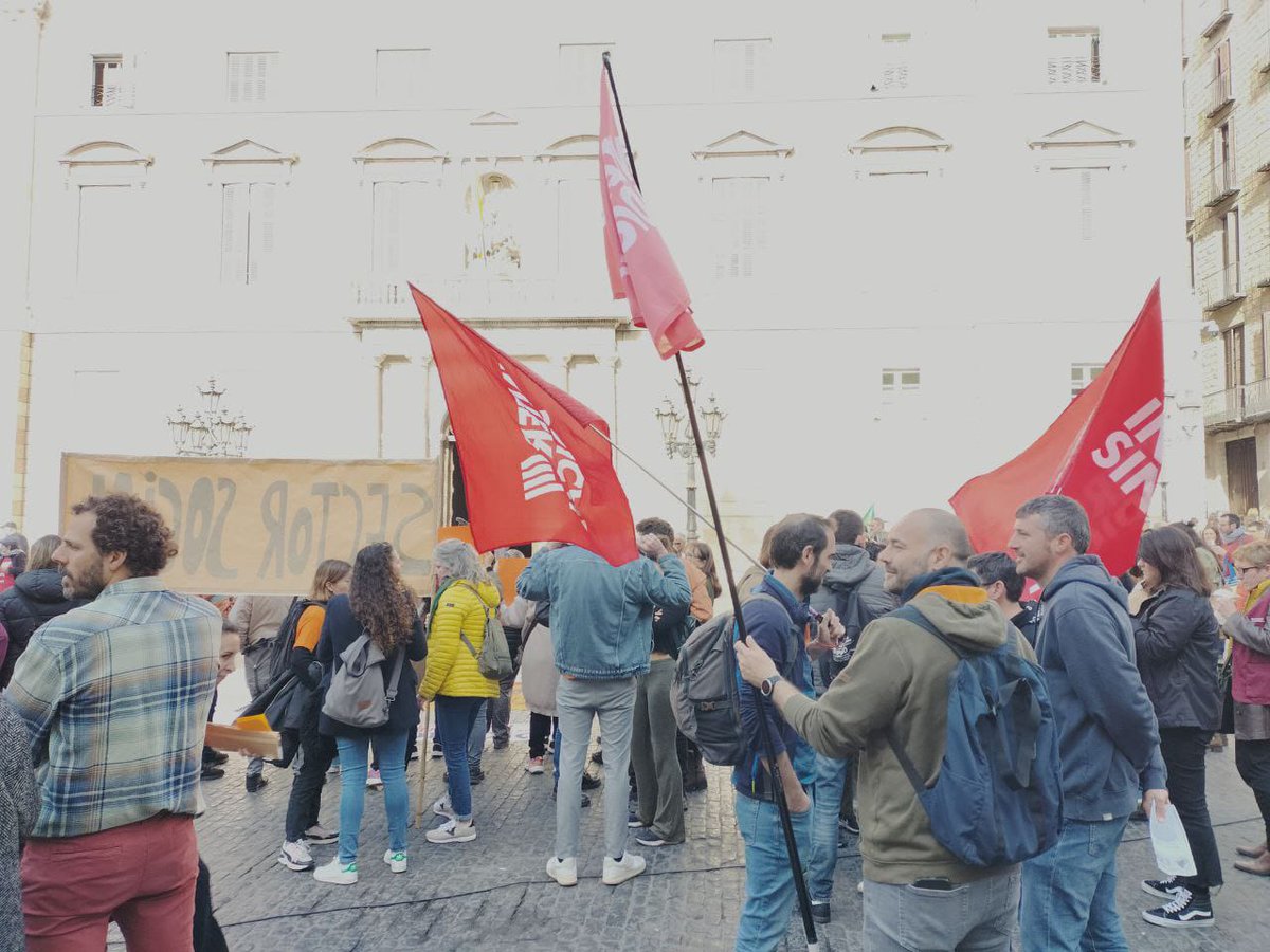 Inter_Map's tweet photo. Continuem lluitant i donant suport per l'equiparació salarial i condicions laborals de les entitats privades amb la pública!

A @carlescampuzano
i @dsocialscat els hi surt molt rendible externalitzar i precaritzar.

Professionals del Tercer Sector Social en peu de guerra  ✊ https://t.co/k58EqohWd0
