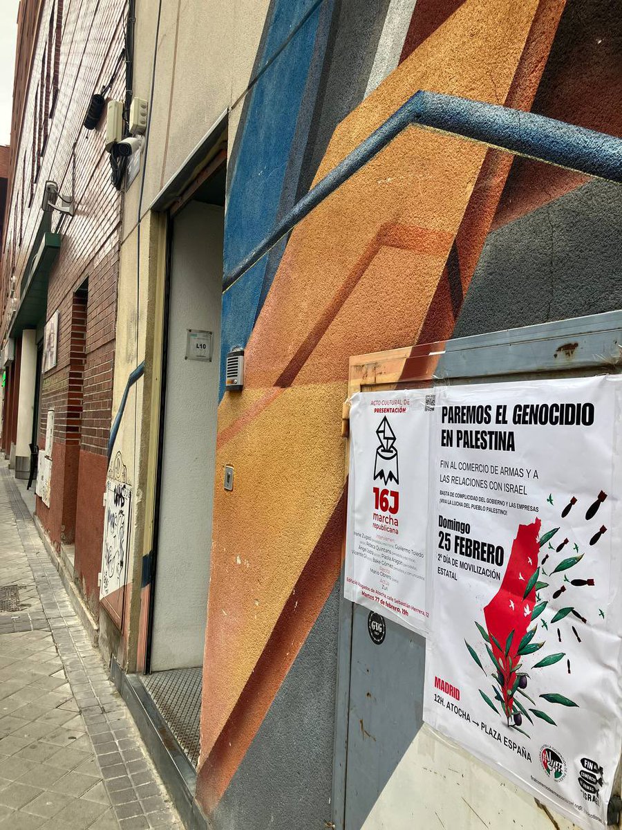 PodemosArganMAD's tweet image. Pegada de carteles esta mañana en nuestro distrito para los próximos actos ☺️ #25F Fin al comercio de armas y a las relaciones con Israel y #16J Marcha republicana