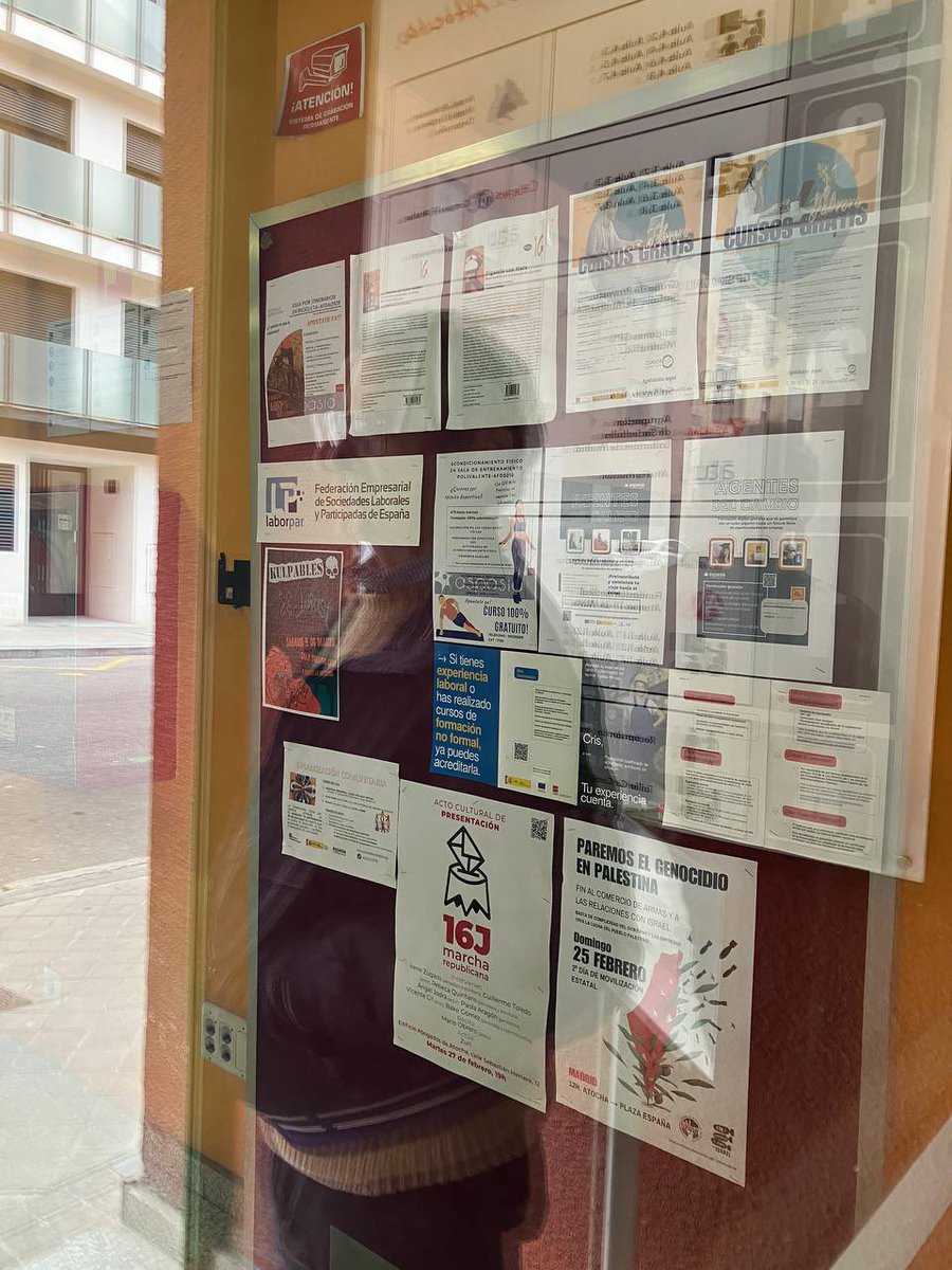 PodemosArganMAD's tweet image. Pegada de carteles esta mañana en nuestro distrito para los próximos actos ☺️ #25F Fin al comercio de armas y a las relaciones con Israel y #16J Marcha republicana