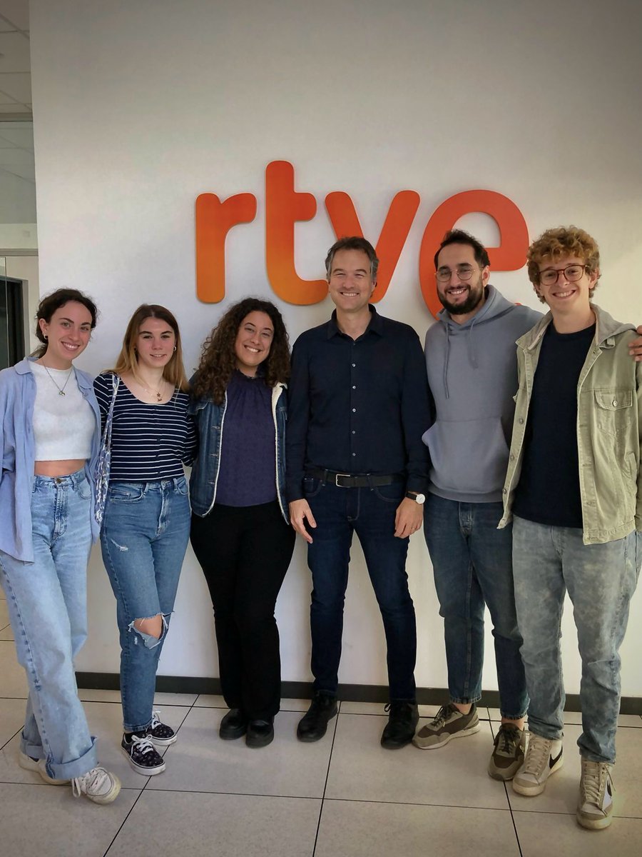 La semana pasada tuvimos la suerte de atender a los consejos de <a href="/inigoalfonso/">Iñigo Alfonso</a> y verle locutar en directo para <a href="/LasMananas_rne/">Las Mañanas de RNE</a> !!

Gracias por la oportunidad de compartir con nosotros esa experiencia desde la sede de <a href="/RTVEAndalucia/">RTVEAndalucía</a> 🎙🎙

<a href="/RTVEin/">RTVE Instituto</a> <a href="/unisevilla/">Universidad de Sevilla</a> <a href="/FCom_US/">Facultad de Comunicación, Universidad de Sevilla</a>