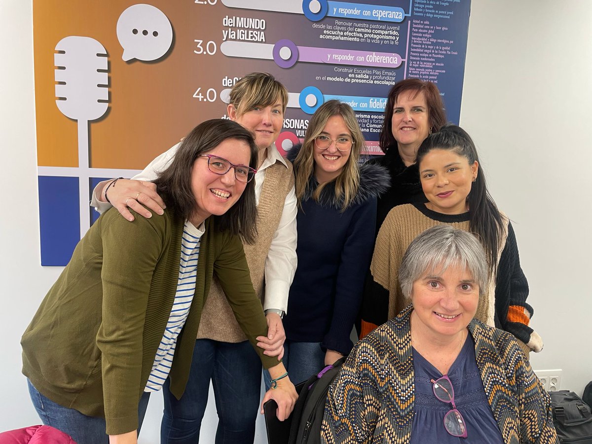 Formándonos hoy, en Zaragoza, sobre cultura evolutiva. Aquí estamos los equipos pedagógicos de los tres coles de Navarra. <a href="/escolapioscompa/">La Compasión Escolapios</a> <a href="/escolapiostaf/">escolapiostafalla</a>