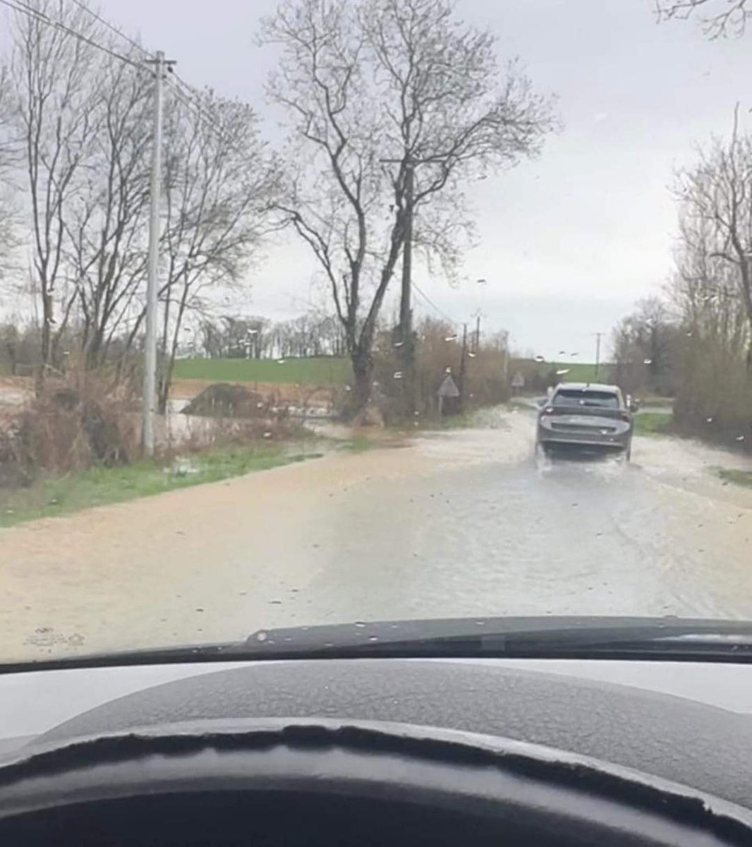⚠️ Suite aux pluies abondantes, de nombreuses routes sont inondées en #Vendée comme ici entre Sainte Cécile et Mouchamps. 🌧️☔

<a href="/lachainemeteo/">La Chaîne Météo</a> <a href="/MeteoFrance_O/">Météo-France Ouest</a> <a href="/Meteovilles/">Guillaume Séchet</a> <a href="/Marc_Hay_Meteo/">Marc Hay</a> <a href="/meteo_cperson/">Christophe Person</a> <a href="/lavendeeinfo/">La Vendée Info</a> <a href="/OuestFrance/">Ouest-France</a>