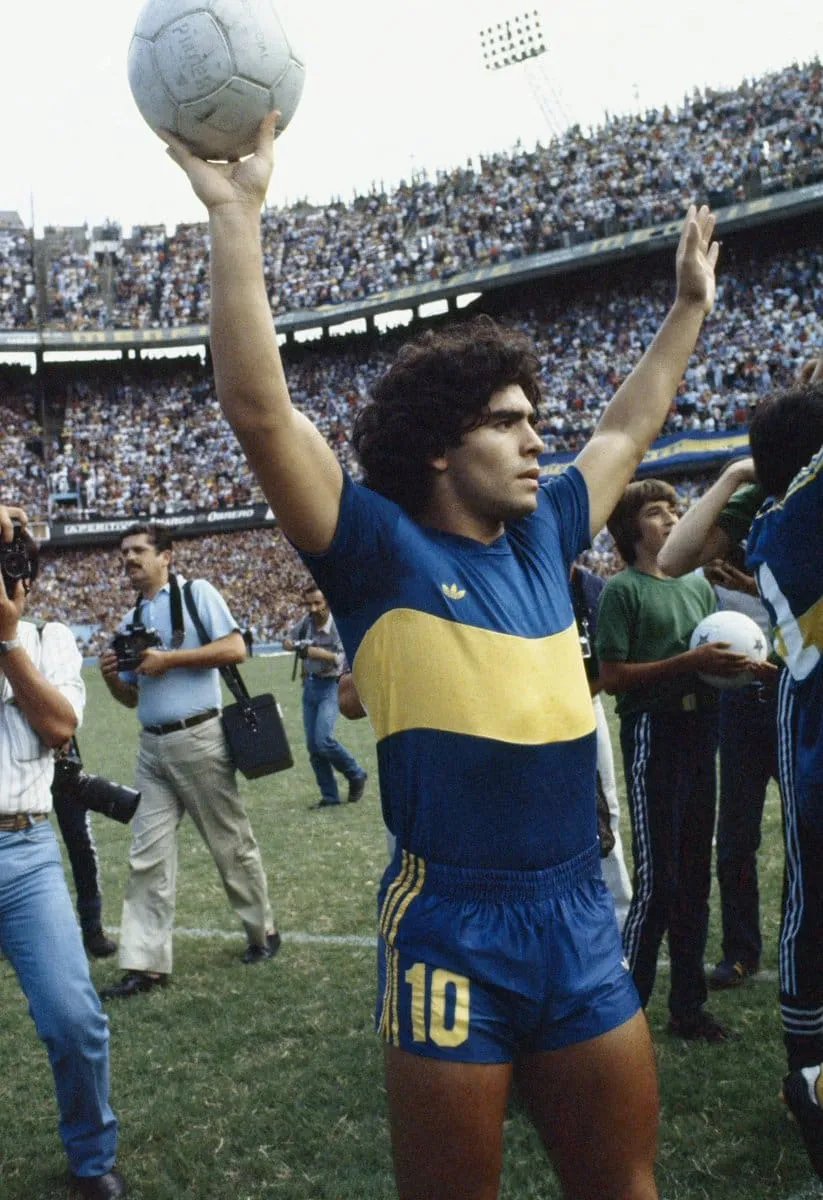 🔙A 43 años del DEBUT OFICIAL de Diego Armando #Maradona con la camiseta de #Boca.

🔎Fue en un 4-1 del Xeneize a Talleres en #LaBombonera, por el Torneo Metropolitano.