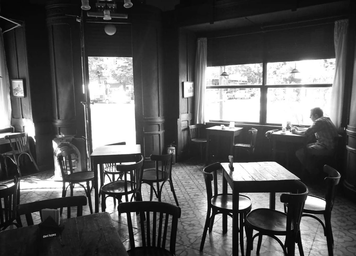 agustin_avenali's tweet photo. El café Esquina San Juan de 7 y 55 era mi más favorito en La Plata, en un local que conservaba mobiliario y detalles arquitectónicos de cuando había sido una farmacia. Nunca le saqué fotos.

Hoy, es una carnicería RES. https://t.co/GAWawS0e5w