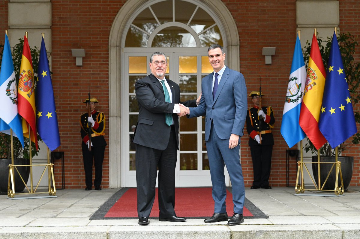 Bienvenido a España, querido presidente @BArevalodeLeon, en esta primera visita oficial. Gracias por tu ejemplo, liderazgo y compromiso con la democracia y los derechos humanos. España será un aliado para lograr un futuro de prosperidad, progreso y desarrollo en Guatemala.