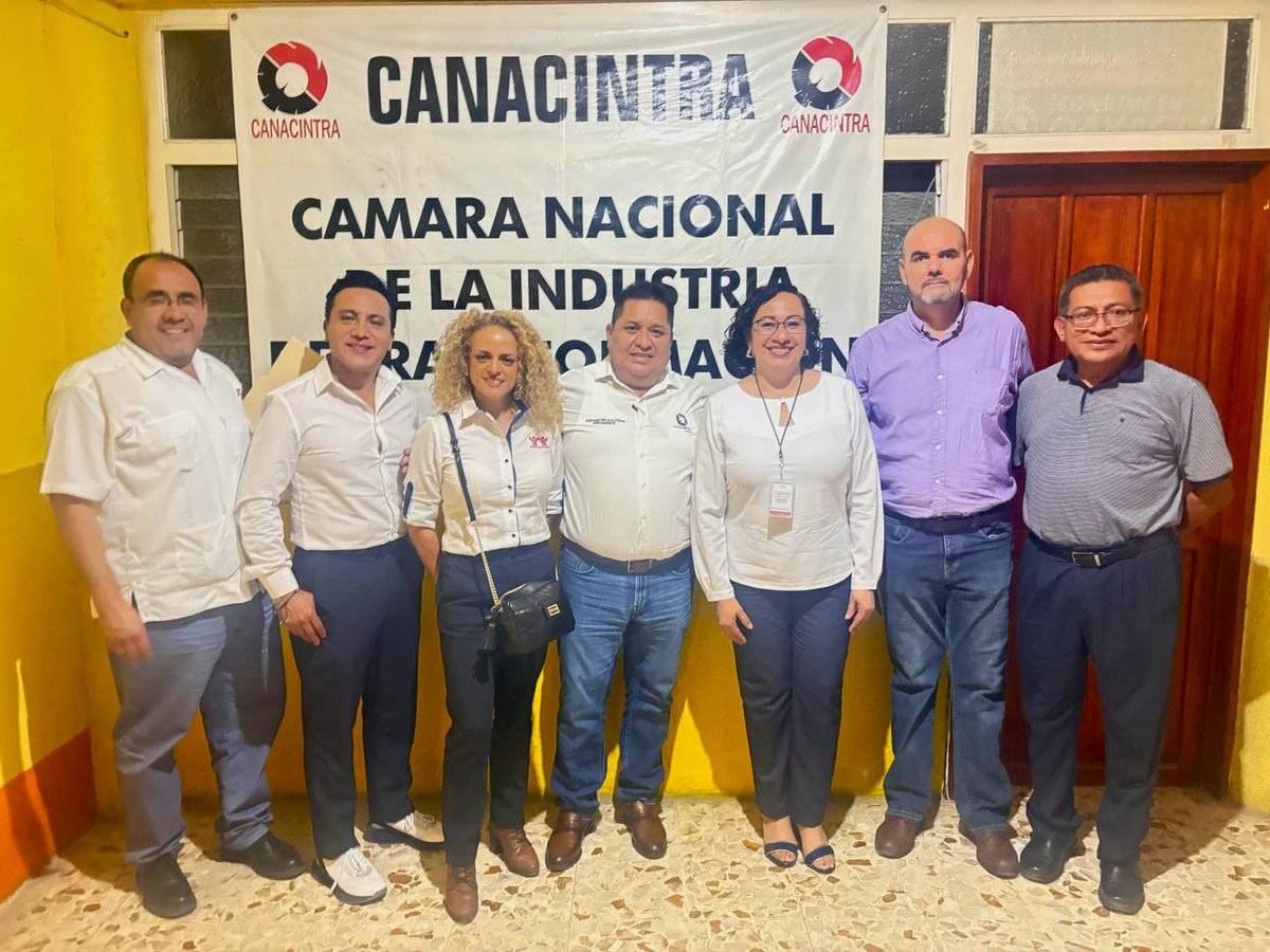 JuanJacobPeM's tweet photo. En el #Istmo de #Tehuantepec realizamos actividades de capacitación al sector privado y reconocimiento a Empresas de Diez, como un ejemplo en la región por su compromiso con las y los trabajadores. https://t.co/MXUMx0AnO1