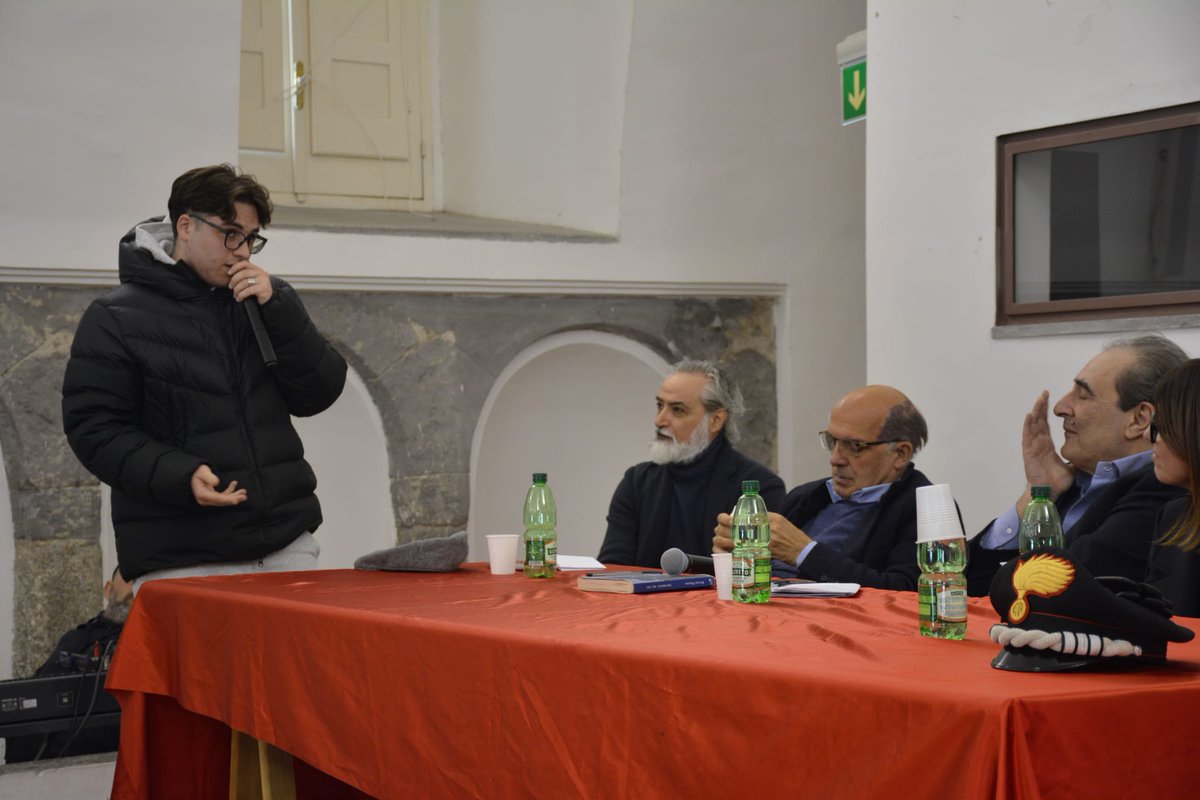 libro_riboldi's tweet photo. Un'intensa mattinata a Lauro per il dialogo-incontro sul libro "Don Riboldi il coraggio tradito" edizioni Edizioni San Paolo con gli studenti del Liceo Musicale "Umberto Nobile - Roald Amundsen"
Abbiamo discusso della lotta alla camorra e ricordato quel vescovo che alla testa di migliaia di giovani sfidò il boss Cutolo nel 1982, la marcia dei diecimila e quella dei centomila a Napoli.
Ha portato il saluto del Comune, Antonio Casoria, presidente del Consiglio comunale. Sono intervenuti il Comandante provinciale dei carabinieri di Avellino, il Col. Domenico Albanese, il rettore del Seminario diocesano di Nola Don Franco Iannone, che fu tra i giovani che all'epoca scesero in piazza, la dirigente scolastica prof. Luigia Conte. A organizzare l'incontro la Pro-Loco Taurano.
Dopo la scorpacciata di Mare fuori e decine di puntate di Gomorra, tra un rapper e l'altro trasformati in un baleno in divi dello spettacolo e riferimenti anche culturali, ci siamo detti che c'è dell'altro da fare soprattutto se si vuole contribuire a migliorare la nostra società e fermare l'ondata di violenza durante la movida tiene in ostaggio le città. Quando racconti i ragazzi ti ascoltano... e per questo bisognerebbe raccontare di più.