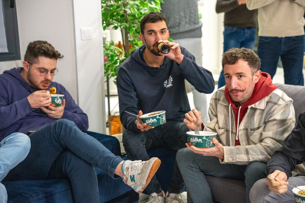 MobiappsFR's tweet photo. Hier a eu lieu notre 1er Meetup Général de l'année  dans nos deux agences ! 
Au programme : une rétrospective sur l'année 2023, nos objectifs pour 2024 et la présentation du nouveau format de nos communautés. La soirée a continué avec de délicieux plats africains et des jeux !😋 https://t.co/Zc907NKiSr