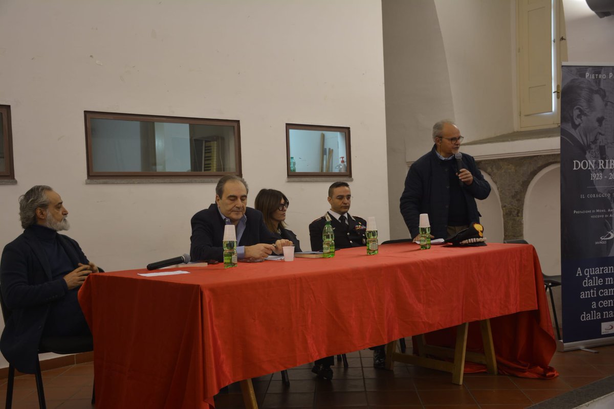 Un'intensa mattinata a Lauro per il dialogo-incontro sul libro "Don Riboldi il coraggio tradito" edizioni Edizioni San Paolo con gli studenti del Liceo Musicale "Umberto Nobile - Roald Amundsen"
Abbiamo discusso della lotta alla camorra e ricordato quel vescovo che alla testa di