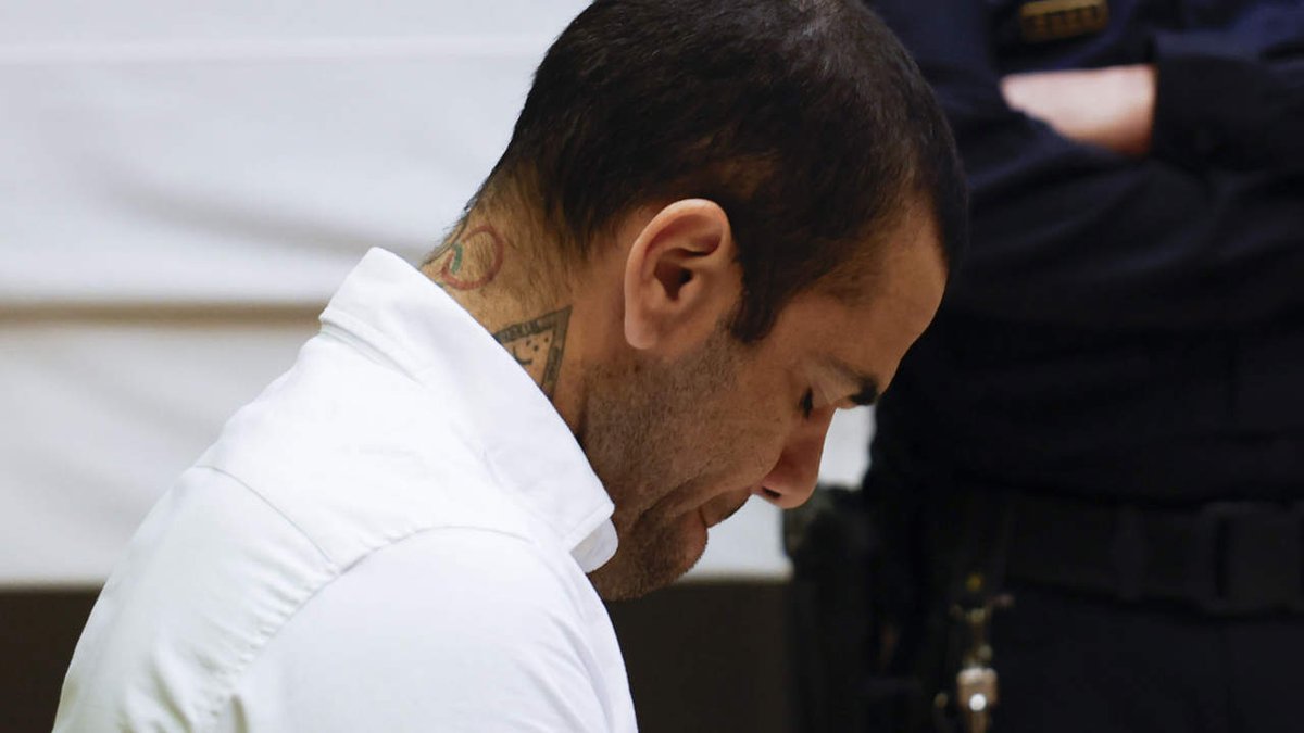 CivilMercantil's tweet photo. ⚠La Audiencia de #Barcelona condena al #futbolista #DanielAlves por #AgresiónSexual a 4 años y seis meses de #prisión. 

🚨Infórmate al completo aquí👇
https://t.co/6RGaMWLxAo https://t.co/H103UQuTEP