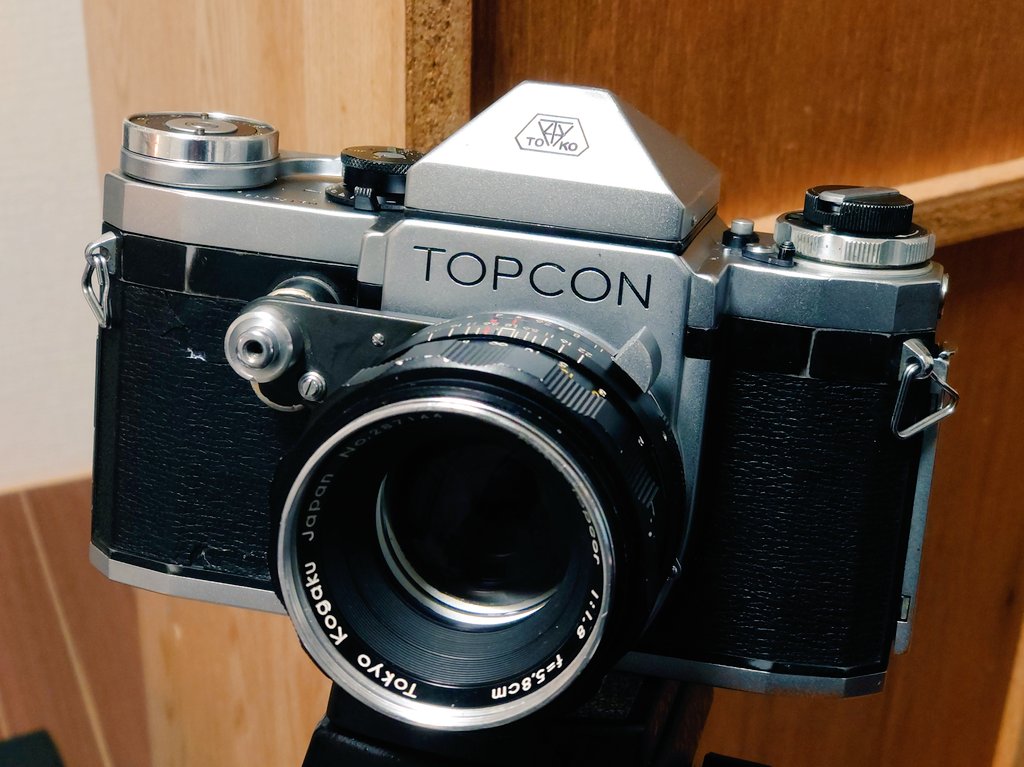 大東京の名の下に。陸のトーコー海のニッコー、零戦の照準器でも知られるあの東京光学(現:トプコン)の銘機。

Topcon R + Auto-Topcor 5.8cm f1.8