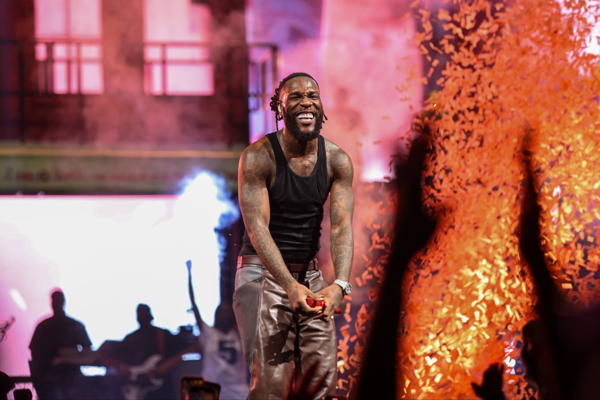 afrofrench9ja's tweet photo. 🚨| @burnaboy devient le premier artiste nigérian et afrobeats à vendre guichet fermé le Wintrust Arena à Chicago🦍. 

Suivez-nous sur @afrofrench9ja pour ne rien manquer des dernières actualités musicales ! 🎶 

#Afrofrench #afrobeats #ITOLDTHEMTOUR #WintrustArena #burnaboy https://t.co/gcMumnj7Mc