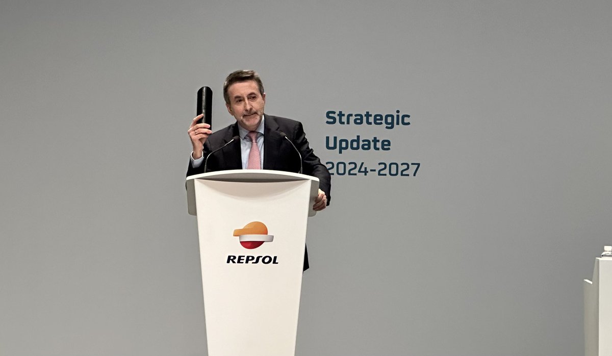78laurablanco's tweet photo. Josu Jon Imaz CEO @Repsol saca un cable en rueda de prensa: “Para fabricar este cable en España tienes pagar un gravamen extraordinario, si lo fabricas fuera, no (…) Alguien puede defender que es social un gravamen que discrimina a quien invierte en España?” https://t.co/drWgDxCffO