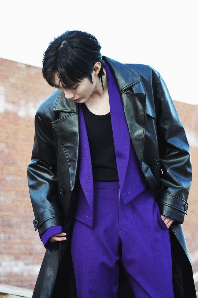 LiuyeTH's tweet photo. [#LiuyeWork]  (1)

สวมสูทสีม่วงเข้มเพิ่มความลึกลับให้กับต้นฤดูใบไม้ผลิ คลุมด้วยแจ็กเก็ตหนังเท่ๆ เผยให้เห็นเสน่ห์อันเป็นเอกลักษณ์ที่ไม่ธรรมดา 
คืนนี้เจอกัน 

#หลิวเหย่ #Liuye #刘也    
©®刘也Yea工作室       
📷[2024-02-22] https://t.co/tYAUvLhxkG