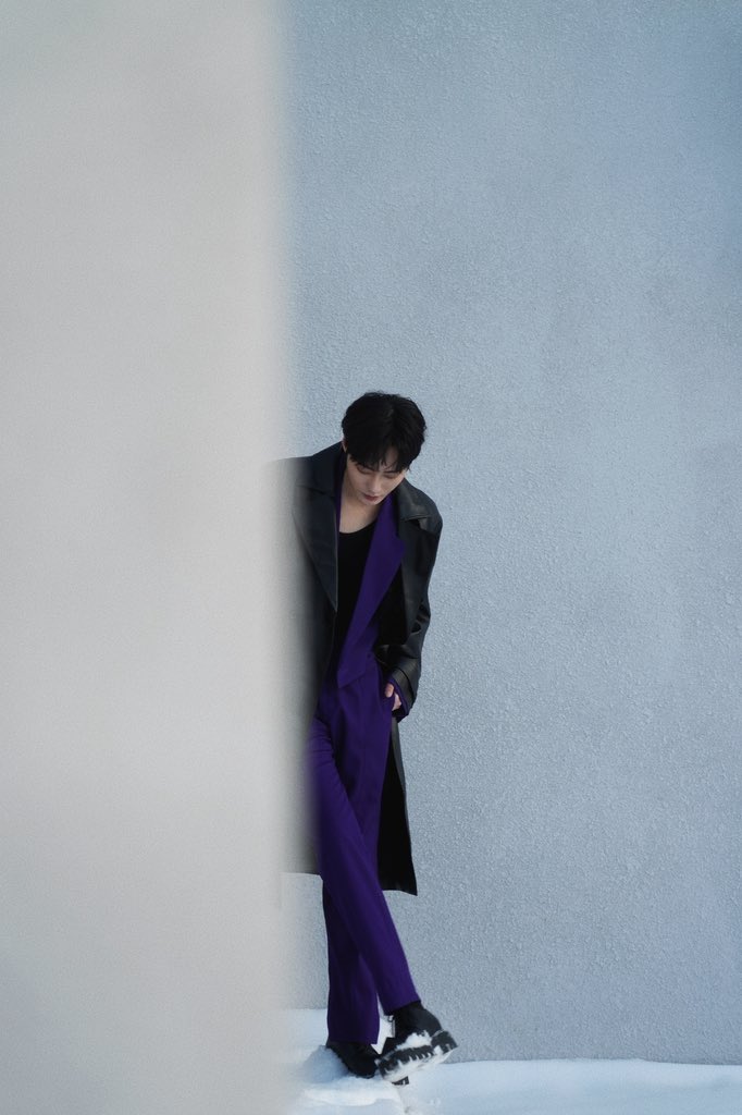 LiuyeTH's tweet photo. [#LiuyeWork]  (1)

สวมสูทสีม่วงเข้มเพิ่มความลึกลับให้กับต้นฤดูใบไม้ผลิ คลุมด้วยแจ็กเก็ตหนังเท่ๆ เผยให้เห็นเสน่ห์อันเป็นเอกลักษณ์ที่ไม่ธรรมดา 
คืนนี้เจอกัน 

#หลิวเหย่ #Liuye #刘也    
©®刘也Yea工作室       
📷[2024-02-22] https://t.co/tYAUvLhxkG
