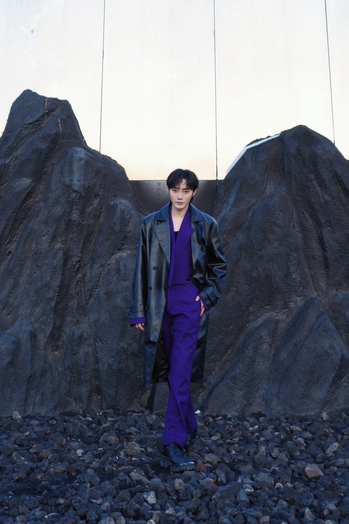 LiuyeTH's tweet photo. [#LiuyeWork]  (2)

สวมสูทสีม่วงเข้มเพิ่มความลึกลับให้กับต้นฤดูใบไม้ผลิ คลุมด้วยแจ็กเก็ตหนังเท่ๆ เผยให้เห็นเสน่ห์อันเป็นเอกลักษณ์ที่ไม่ธรรมดา 
คืนนี้เจอกัน 

#หลิวเหย่ #Liuye #刘也    
©®刘也Yea工作室       
📷[2024-02-22] https://t.co/4nRu9c2LG0