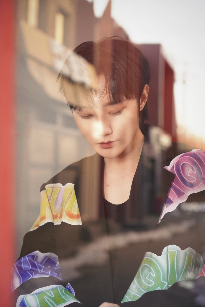 LiuyeTH's tweet photo. [#LiuyeWork]  (3)

สวมสูทสีม่วงเข้มเพิ่มความลึกลับให้กับต้นฤดูใบไม้ผลิ คลุมด้วยแจ็กเก็ตหนังเท่ๆ เผยให้เห็นเสน่ห์อันเป็นเอกลักษณ์ที่ไม่ธรรมดา 
คืนนี้เจอกัน 

#หลิวเหย่ #Liuye #刘也    
©®刘也Yea工作室       
📷[2024-02-22] https://t.co/KrdwMgv8hn