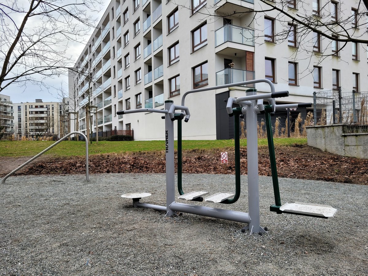 Skwer przy ul. Lekkiej wyszedł nam fantastycznie! 
Po całej długości ustawiliśmy urządzenia do ćwiczeń i wytyczyliśmy ścieżki do spacerowania. Do tego ławki, kosze oraz stojaki na rowery. Nie zapomnieliśmy też o roślinności. #WybieramBielany