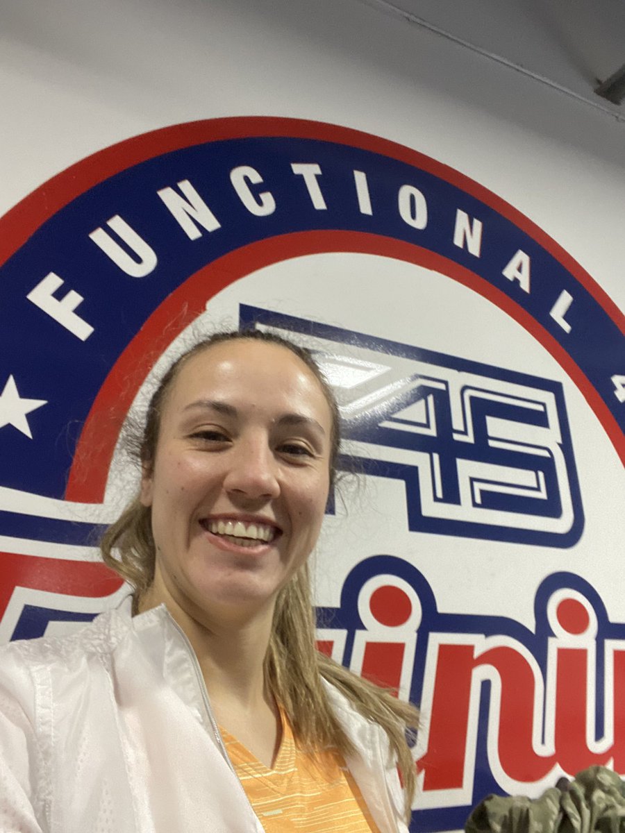 robynmilo's tweet photo. #deuces #myarmsaresore #sweatyselfieweek @f45chestermere https://t.co/56pryvKTRk